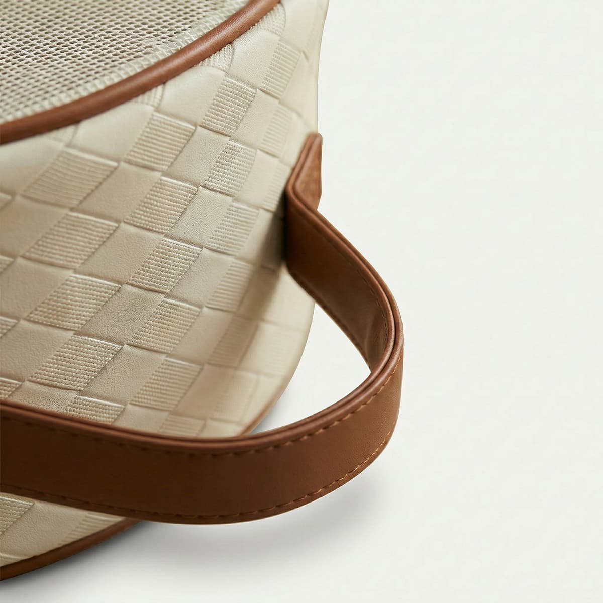 The Woven Sanctuary | Breathable Fluted Window Bird Carrier